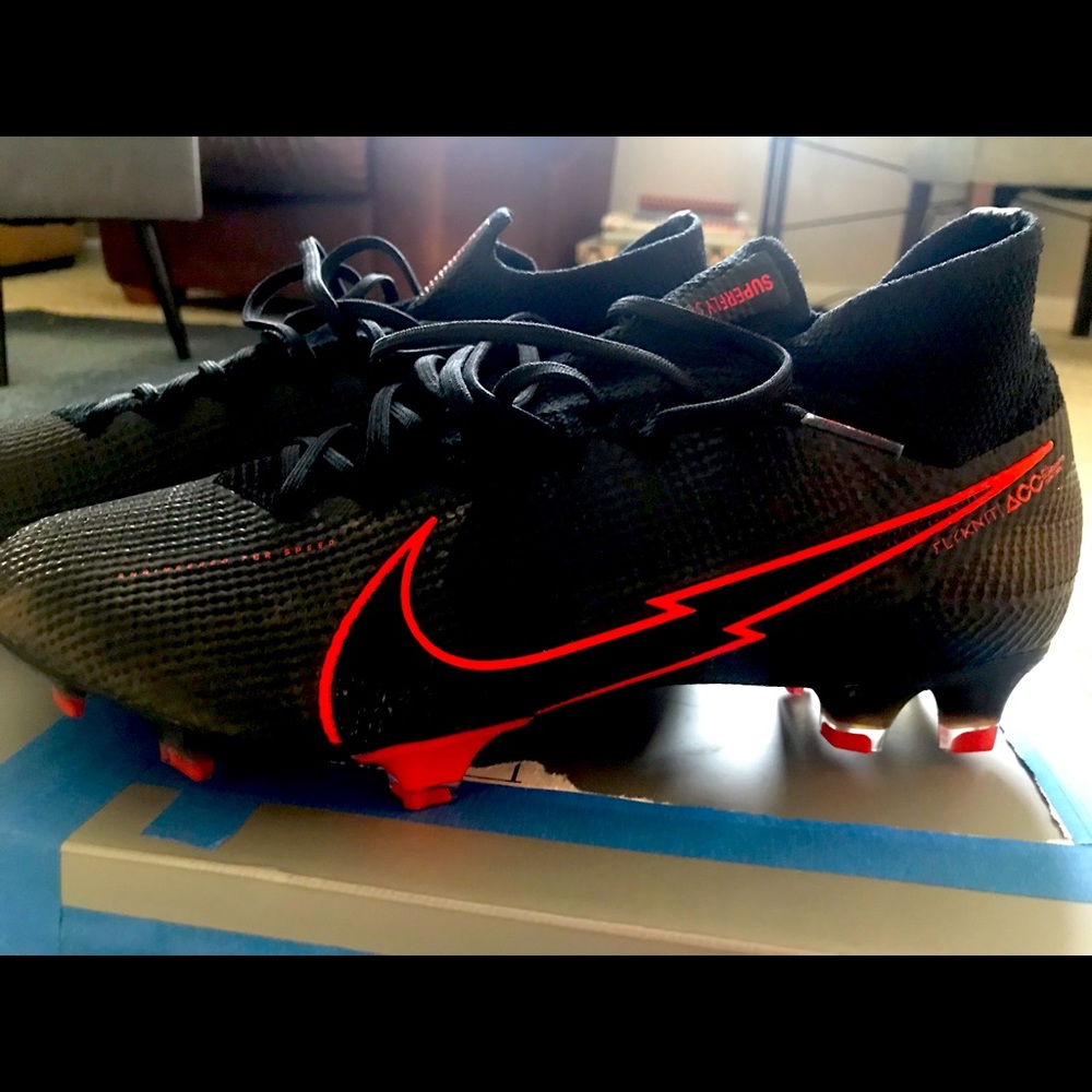 Nike Mercurial Elite. Men’s size 9. Only used once.